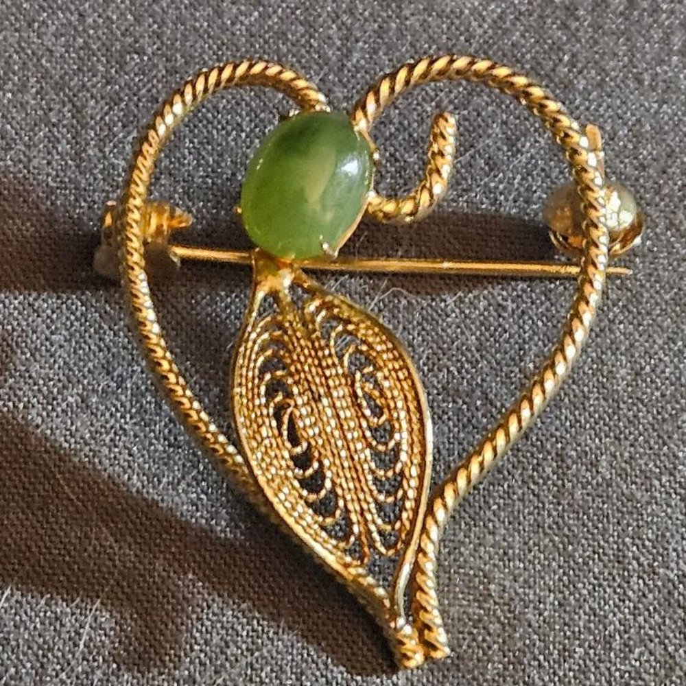 Vintage Gold Tone Heart Brooch Green Jade Stone Leaf Romantic Pin / C-3